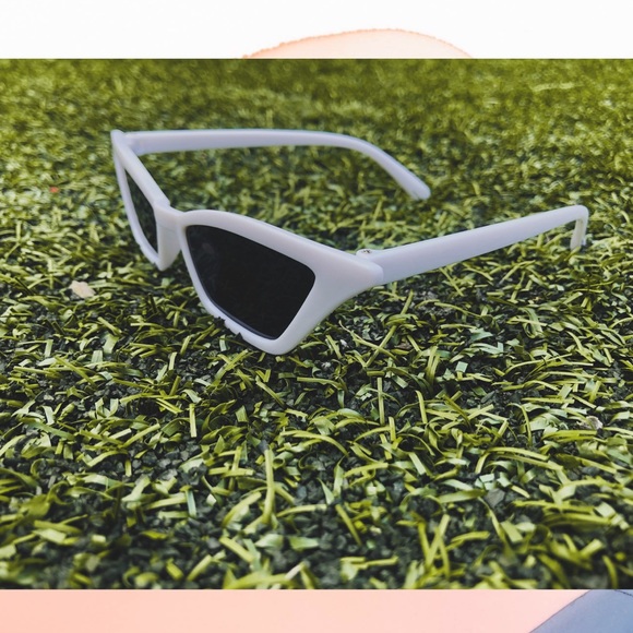 SOLD 🕶🤍 RETRO CAT-EYE SUNGLASSES!
- Picture 2 of 3